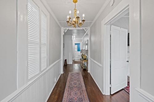 Spacious Home in Downtown; Mardi Gras; Sleeps 8