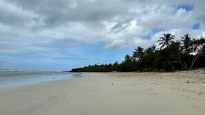 A beach with a sandy shore, palm trees, and a partly cloudy sky. - Villa m. Pool, Tropischen Garten & ca 7 Minuten zum Herrlichen Weißen Sandstrand (Msambweni)