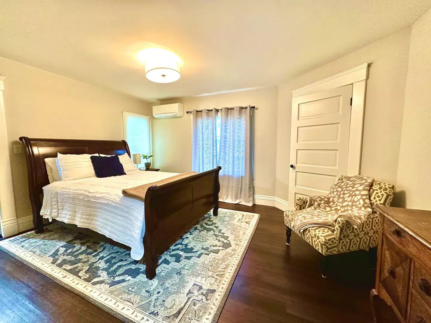 4 bedrooms, desk, iron/ironing board, WiFi (free)