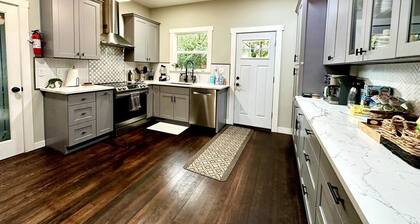 1904 home near Tacoma dome & convention center
Pet friendly