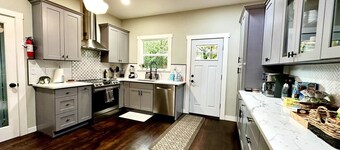 1904 home near Tacoma dome & convention center
Pet friendly