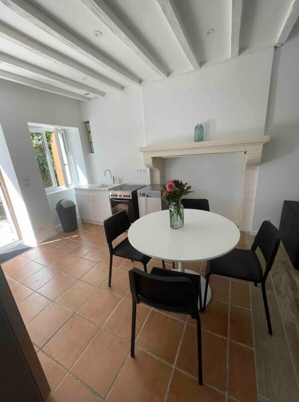 Dining - Charmante Maison à la Campagne (Sainte-Fauste)