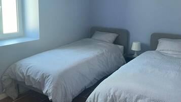 2 quartos, berço de viagem, Wi-Fi de cortesia, roupa de cama