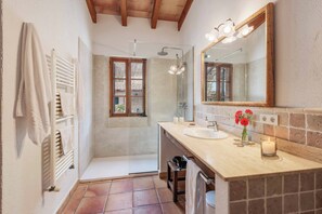 Douche, serviettes fournies