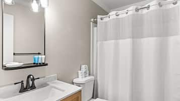 Secador de cabelo, toalhas de banho