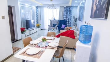 Apartamento empresarial | Área de estar | Smart TV 24 polegadas com canais digitais