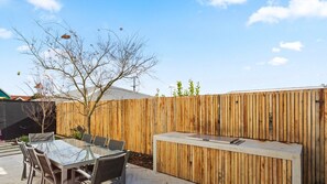 Outdoor dining - Coastal Haven Family Beach & BBQ (Cape Woolamai)