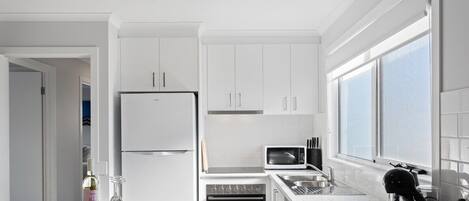 Réfrigérateur, micro-ondes, four, plaque de cuisson