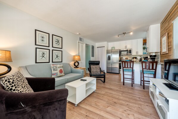 TV connectée, lecteur de DVD, livres