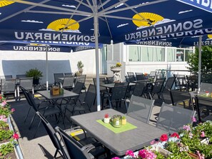 2 restaurants; ze serveren er lunch en diner 