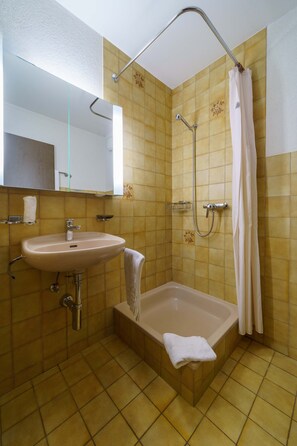Superior eenpersoonskamer | Badkamer | Een haardroger, zeep, shampoo, toiletpapier