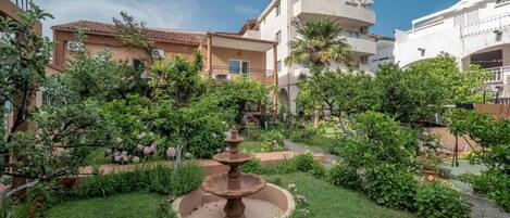 Vista frontal de la propiedad