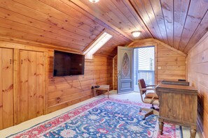 Apartment (2 Bedrooms) | Interior - 11 Mi to Ski Sapphire: 'heaven South' Apt w/ Porch (Highlands)