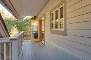 Apartment (2 Bedrooms) | Interior - 11 Mi to Ski Sapphire: 'heaven South' Apt w/ Porch (Highlands)