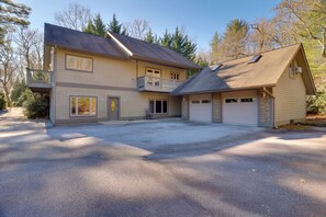 Apartment (2 Bedrooms) | Interior - 11 Mi to Ski Sapphire: 'heaven South' Apt w/ Porch (Highlands)