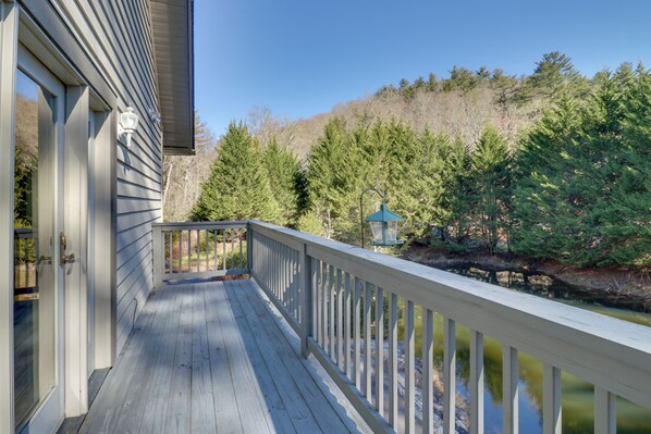 Apartment (2 Bedrooms) | Interior - 11 Mi to Ski Sapphire: 'heaven South' Apt w/ Porch (Highlands)