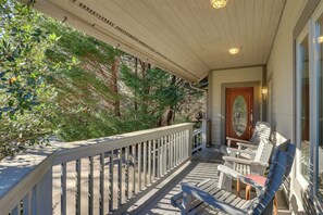 Apartment (2 Bedrooms) | Interior - 11 Mi to Ski Sapphire: 'heaven South' Apt w/ Porch (Highlands)