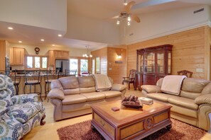 Apartment (2 Bedrooms) | Interior - 11 Mi to Ski Sapphire: 'heaven South' Apt w/ Porch (Highlands)