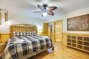House (2 Bedrooms) | Interior - Pool Table + Deck! Pigeon Forge Cabin 1 Mi to Town (Pigeon Forge)