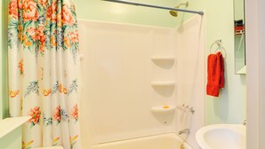 Une salle de bain avec une baignoire, des toilettes et un lavabo.