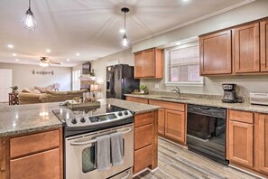 House (4 Bedrooms) | Interior