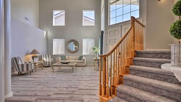 House (5 Bedrooms) | Interior