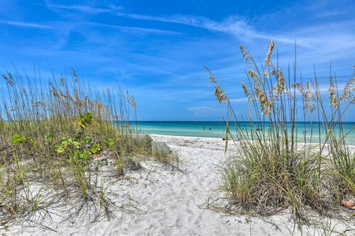 Vibrant Anna Maria Island Retreat: Walk to Gulf!