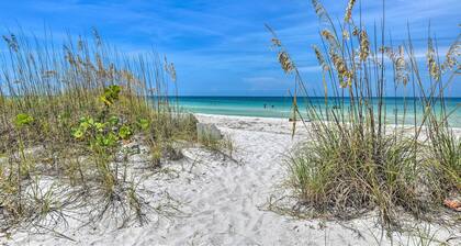 Vibrant Anna Maria Island Retreat: Walk to Gulf!