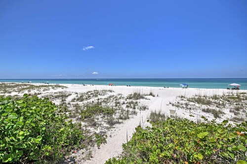 Vibrant Anna Maria Island Retreat: Walk to Gulf!