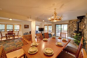 Interior - Hot Tub & Deck: Truckee Golf Course Home (Truckee)