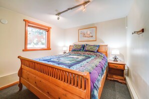 Interior - Hot Tub & Deck: Truckee Golf Course Home (Truckee)