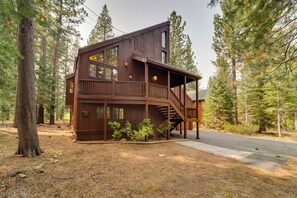 Interior - Hot Tub & Deck: Truckee Golf Course Home (Truckee)
