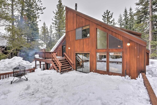 Interior - Hot Tub & Deck: Truckee Golf Course Home (Truckee)