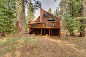 Interior - Hot Tub & Deck: Truckee Golf Course Home (Truckee)
