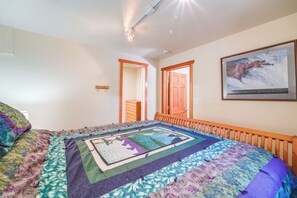 Interior - Hot Tub & Deck: Truckee Golf Course Home (Truckee)