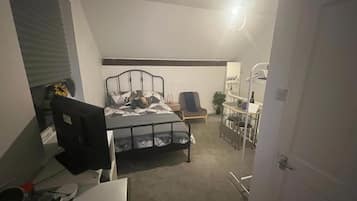 3 habitaciones, tabla de planchar con plancha, wifi y ropa de cama