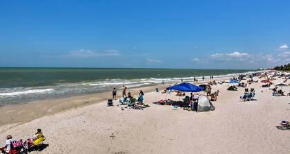 Upscale Naples Condo w/ Pool Access: Walk to Pier!