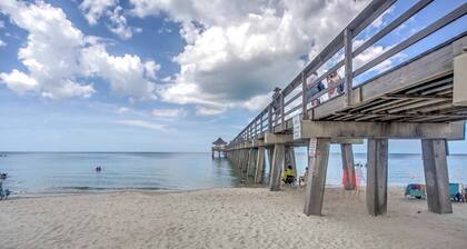 Upscale Naples Condo w/ Pool Access: Walk to Pier!