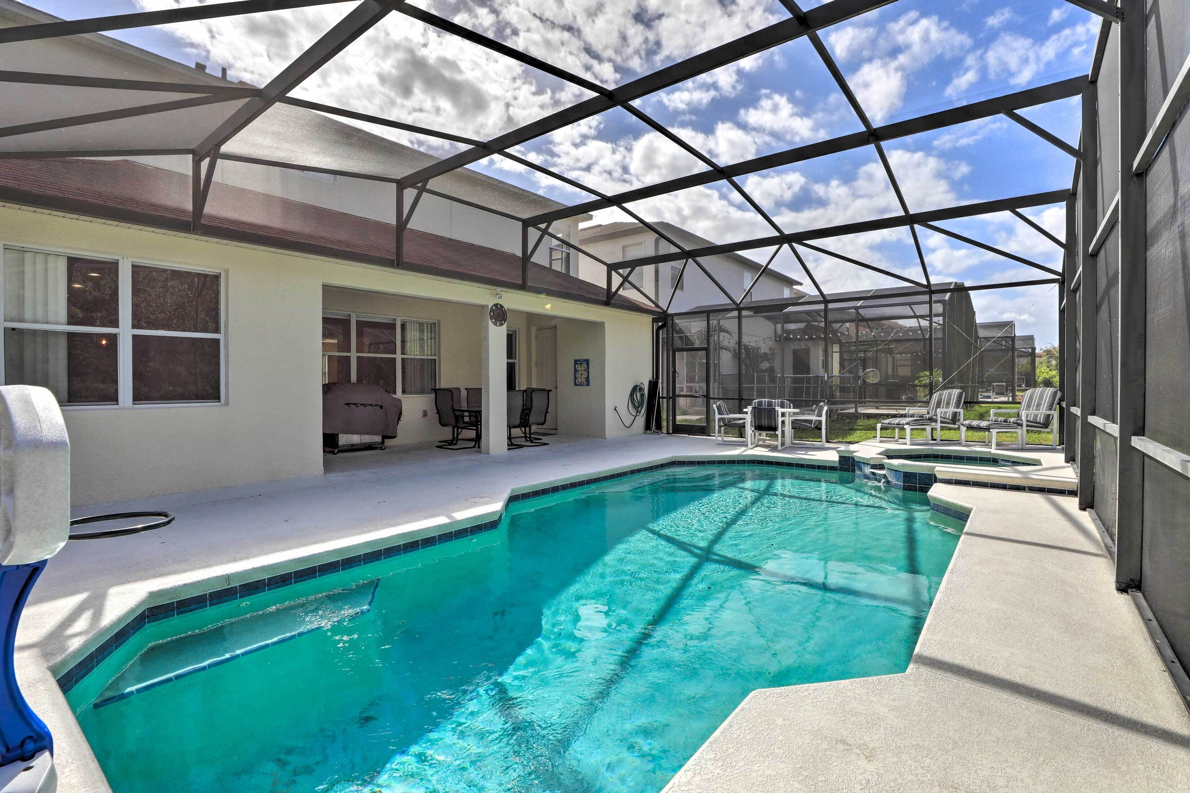 Una piscina exterior techada con vistas despejadas al cielo y edificios cercanos.