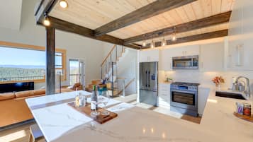 House (3 Bedrooms) | Private kitchen | Microwave, oven, stovetop, dishwasher