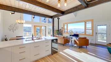 House (3 Bedrooms) | Private kitchen | Microwave, oven, stovetop, dishwasher