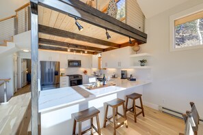 House (3 Bedrooms) | Private kitchen | Microwave, oven, stovetop, dishwasher - Conifer Haven: Hot Tub & Staunton State Park View (Conifer)