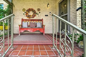 House (2 Bedrooms) | Interior - Renovated 1940's Home With Patio + Backyard! (El Paso)