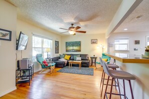 TV, books - Cozy Jonestown Home < 1 Mile From Lake Travis! (Leander)