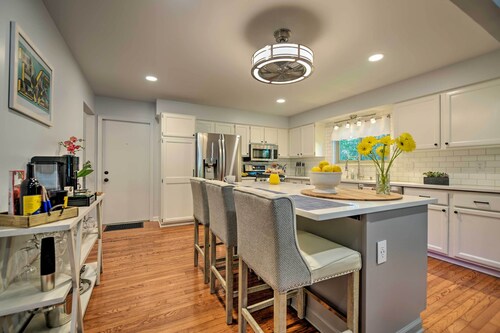 < 2 Mi to the Big House: Family-friendly Home!