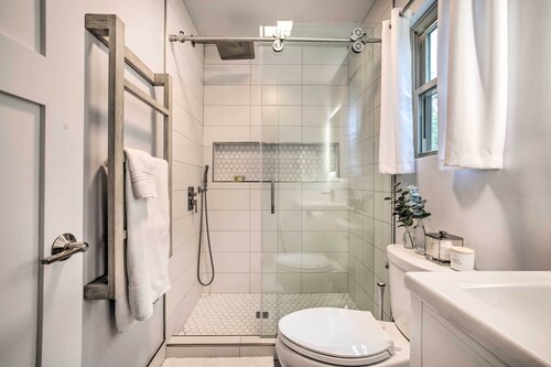 < 2 Mi to the Big House: Family-friendly Home!