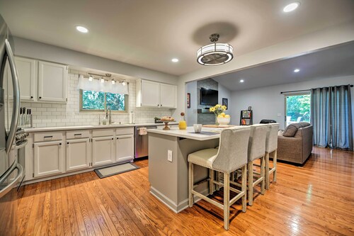 < 2 Mi to the Big House: Family-friendly Home!