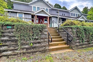 Apartment (2 Bedrooms) | Front of property - Cozy Condo w/ Patio, Walk to Burke Mountain! (East Burke)