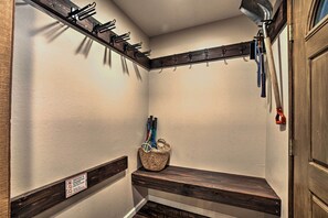 Interior - Mammoth Lakes Condo, Walk to Shuttle + Village (Mammoth Lakes)