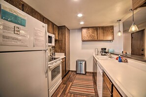 Interior - Mammoth Lakes Condo, Walk to Shuttle + Village (Mammoth Lakes)